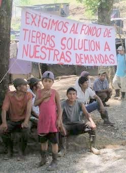 Residents of the community "la Mocha" protesting by the side of the road.